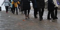 Водителей из Петербурга предупредили о гололедице в понедельник