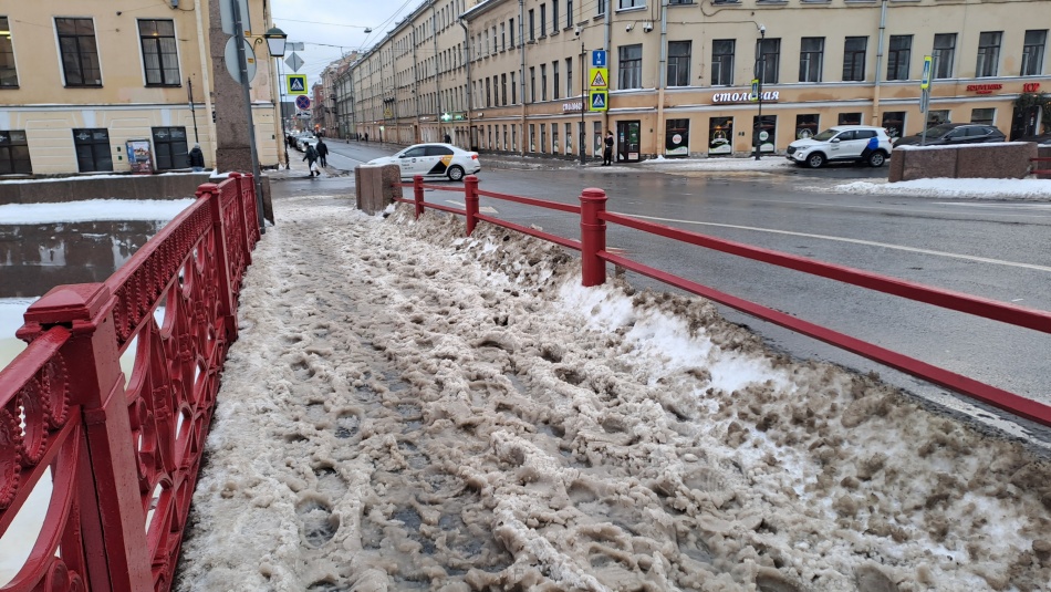 В Петербурге задействовали более 700 машин и тысячу уборщиков для борьбы со снегом