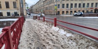 В Петербурге задействовали более 700 машин и тысячу уборщиков для борьбы со снегом