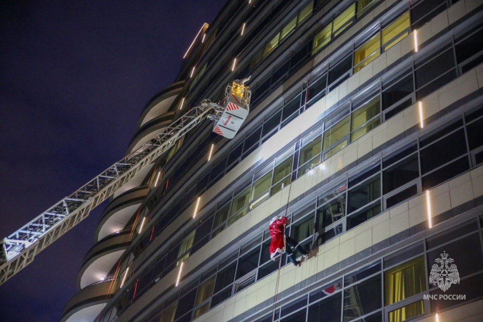 Дед Мороз и спасатели МЧС устроили новогоднее чудо в центре Алмазова