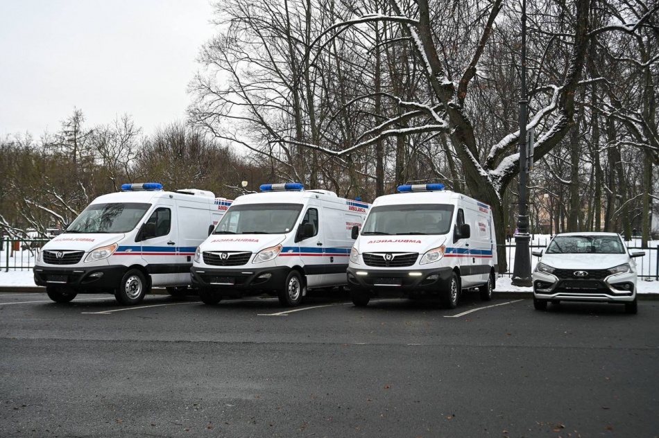 Санкт-Петербург передал Кубе машины скорой помощи и легковой автомобиль