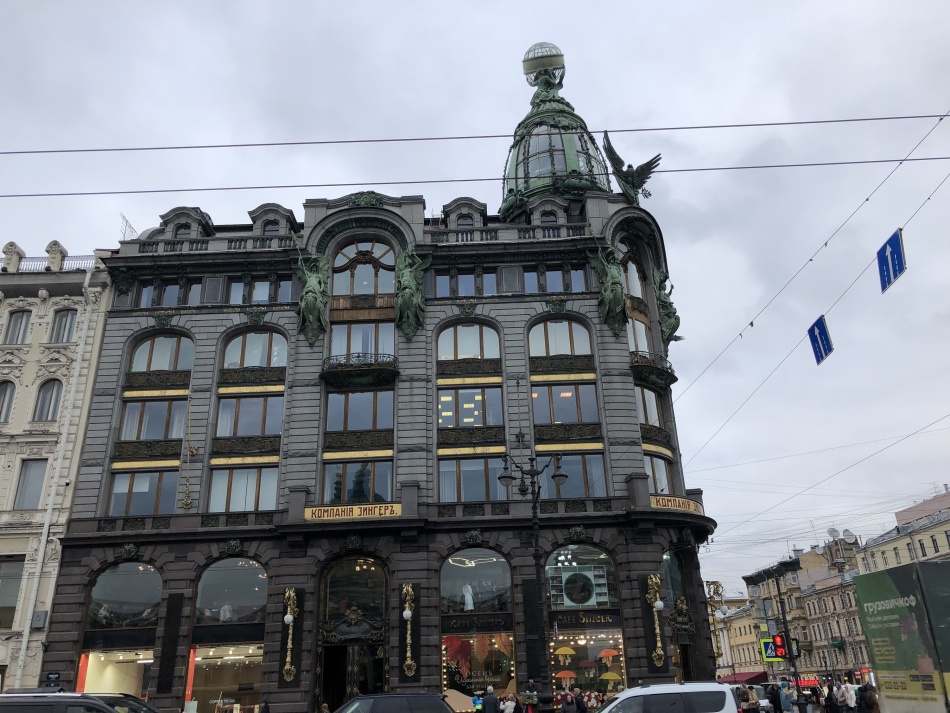 Дом Зингера в Петербурге преобразился благодаря новой световой инсталляции