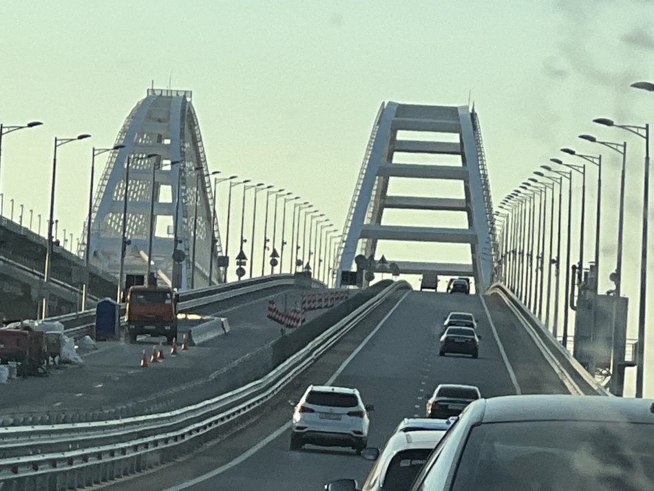 Движение по Крымскому мосту приостановлено из-за угрозы безопасности транспорта