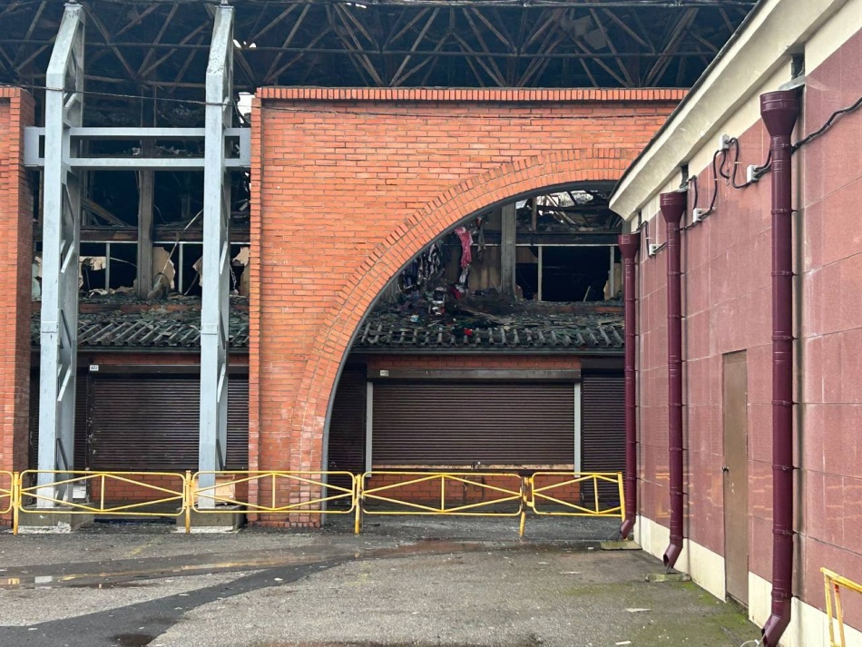 Второе тело найдено под завалами после пожара на рынке в Петербурге