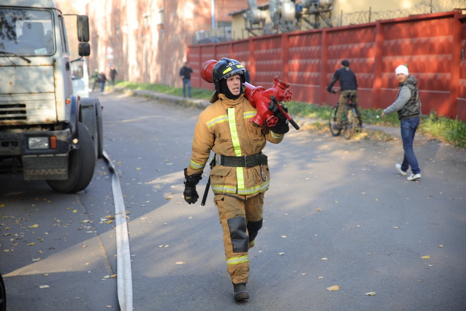 Пожар на набережной Екатерингофки в Петербурге охватил 300 квадратных метров