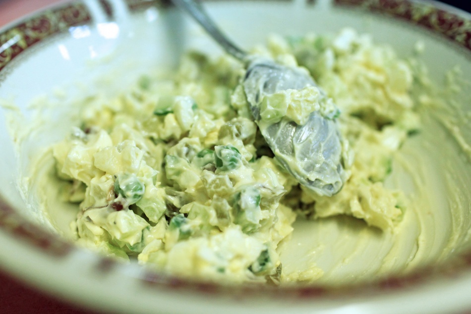 Врач рассказал, как избежать отравления салатами после Нового года