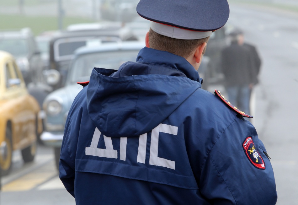 Мигрант на эвакуаторе устроил ночной дрифт в Петербурге и попал в поле зрения полиции