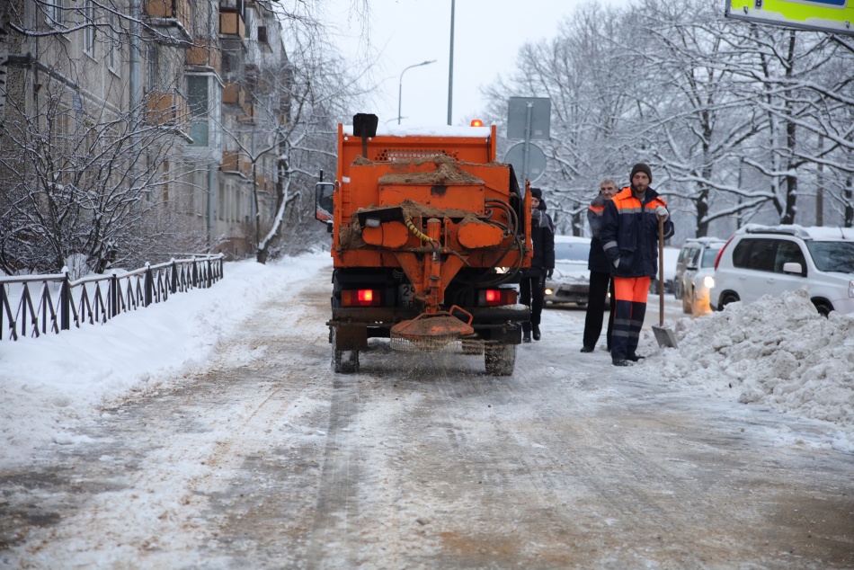 В Петербурге более тысячи сотрудников вручную очищают улицы от снега