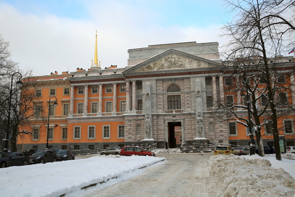 В Петербурге фасады Михайловского замка украсили живые ели к Новому году