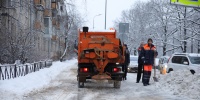 Почти тысяча машин и сотни рабочих борются со льдом на улицах Петербурга