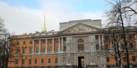 В Петербурге фасады Михайловского замка украсили живые ели к Новому году