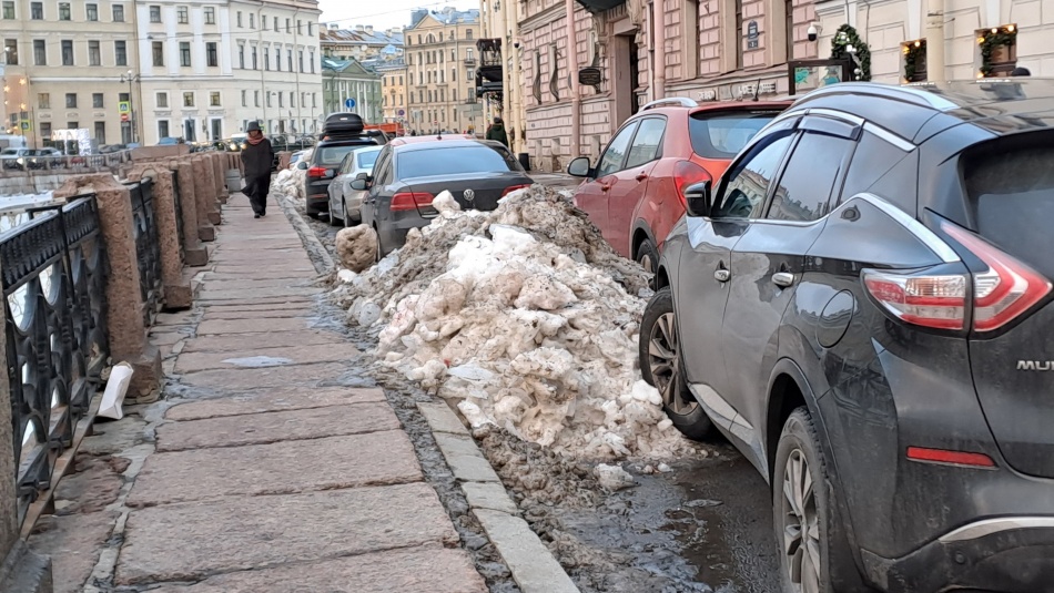 Водителям из Петербурга рассказали о последствиях, когда авто мешает снегоуборке в городе