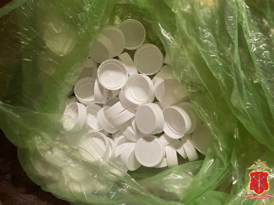 В Лужском районе нашли подпольный цех с сотнями литров суррогата