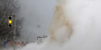 На Бухарестской улице в Петербурге произошел прорыв трубы с горячей водой