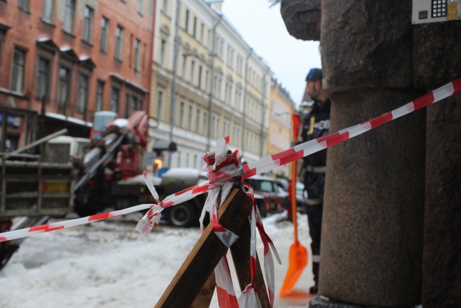 В Петербурге более тысячи дворников и техника борются со снегом на улицах