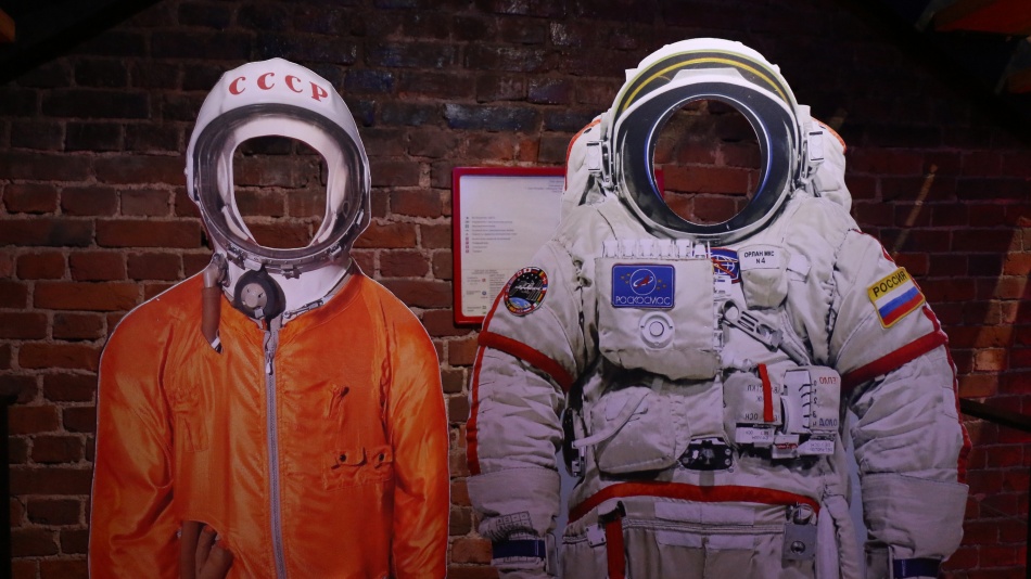 Российские космонавты с МКС обратились к жителям страны с новогодними пожеланиями