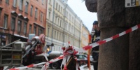 В Петербурге более тысячи дворников и техника борются со снегом на улицах