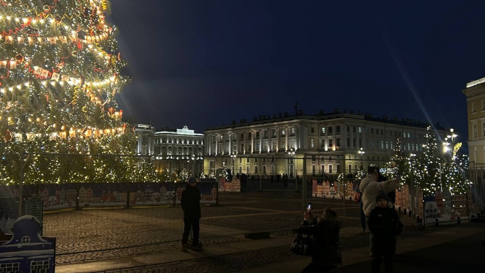 На Дворцовой площади Петербурга встретили Новый год с песней и огнями