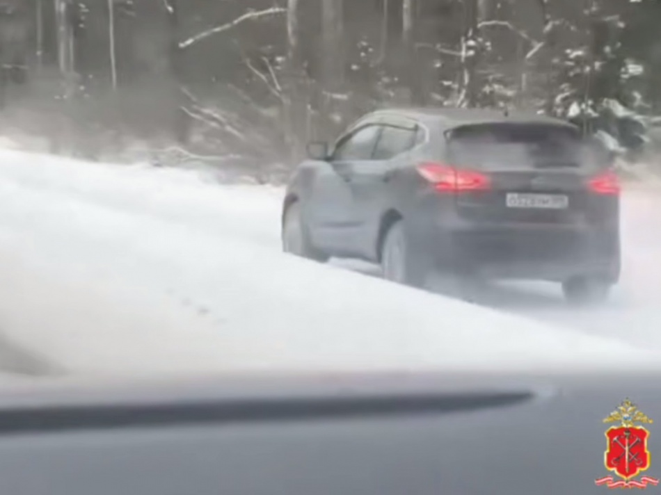 Водительницу Nissan в Приморском районе наказали за езду по тротуару