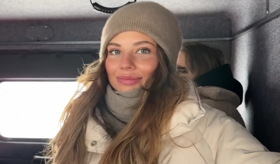 Лиана Шульгина удивила подписчиков смелой фотосессией в прозрачной пленке