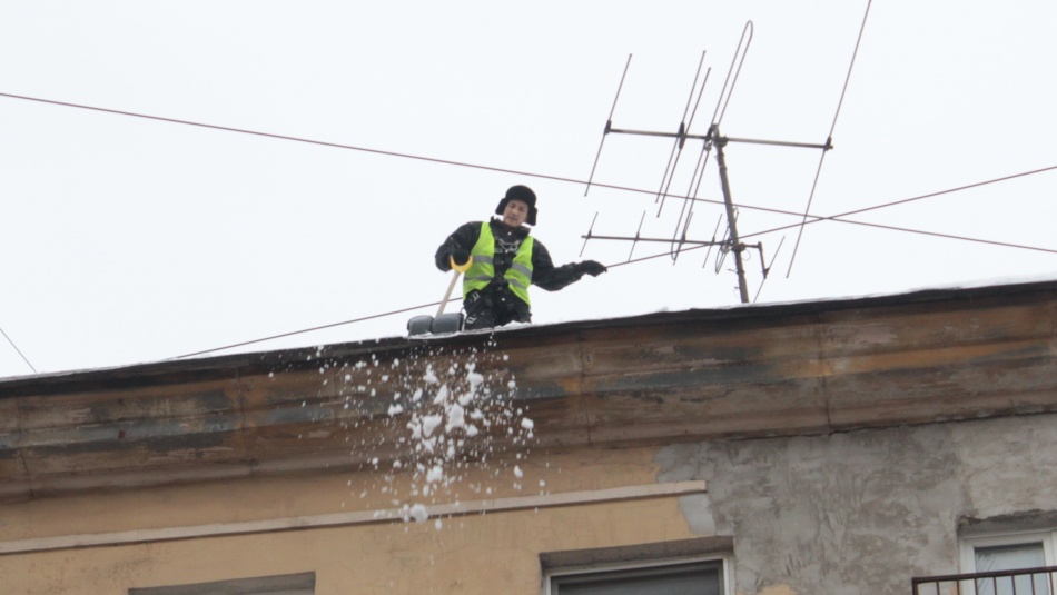 Петербург готовит 5 тысяч крыш к циклону: массовая очистка от снега и льда