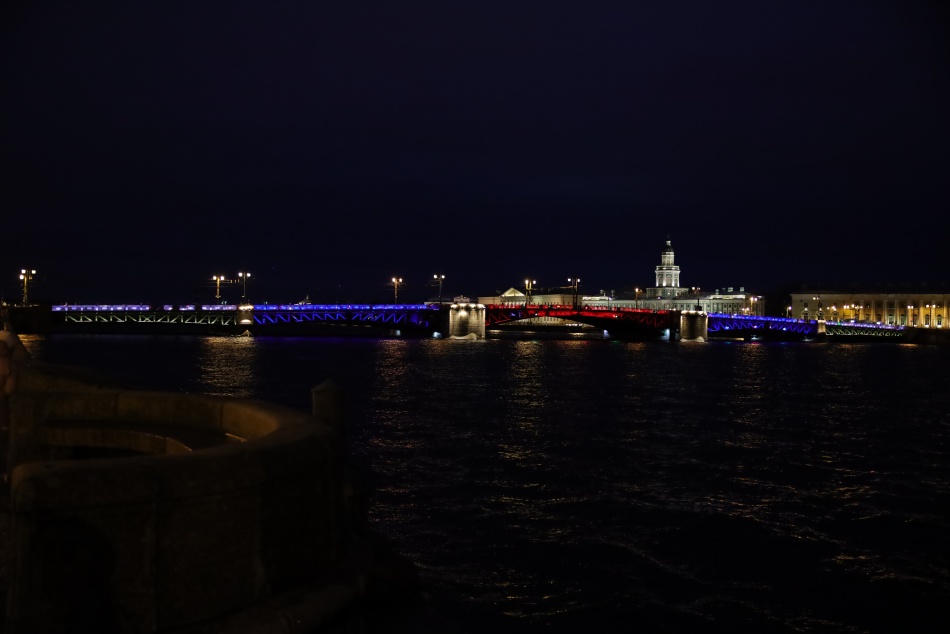 Дворцовый и Троицкий мосты Петербурга засияют золотым светом в сочельник