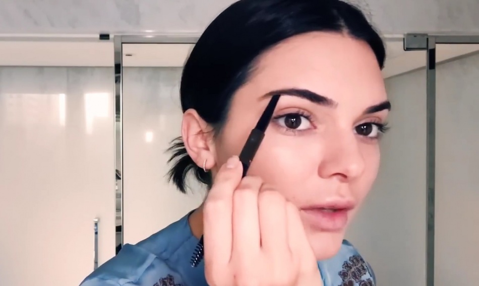 Как стильно носить коричневый на тренировке: секрет Кендалл Дженнер