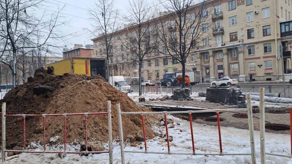 На 9-й Советской в Центральном районе теплотрасса дала течь