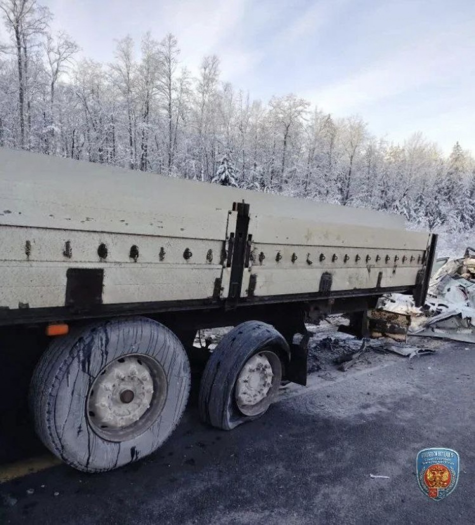 Два человека погибли в результате столкновения BMW с грузовиком на трассе М-11