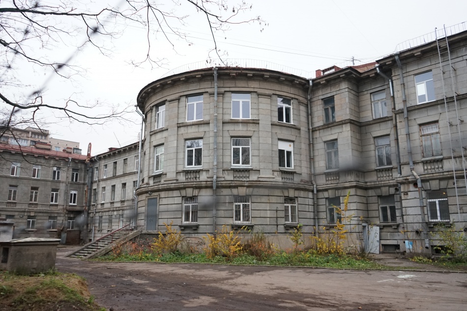 Жители Петербурга прорвались через забор, чтобы защитить здание ВНИИБ