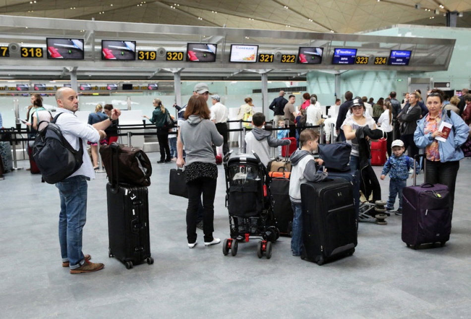 Пассажиры ночуют на полу из-за массовых задержек в Шереметьево 