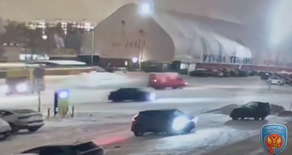 Трое молодых водителей устроили дрифт на парковке ТЦ во Фрунзенском районе