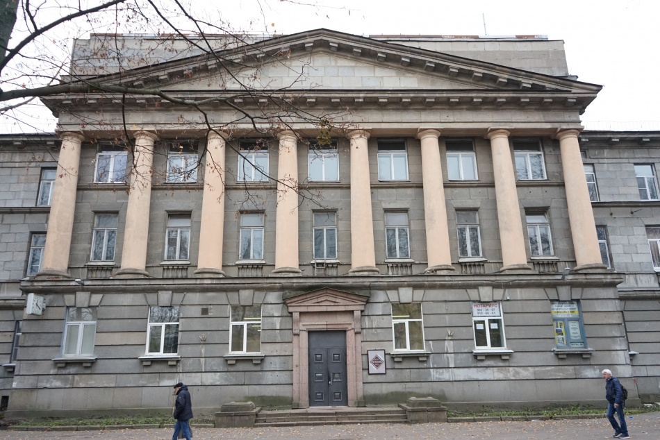 Экскаватор опрокинулся при демонтаже здания ВНИИБа в Петербурге