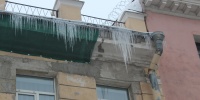 Петербуржцам напомнили о рисках гололеда и падения сосулек зимой
