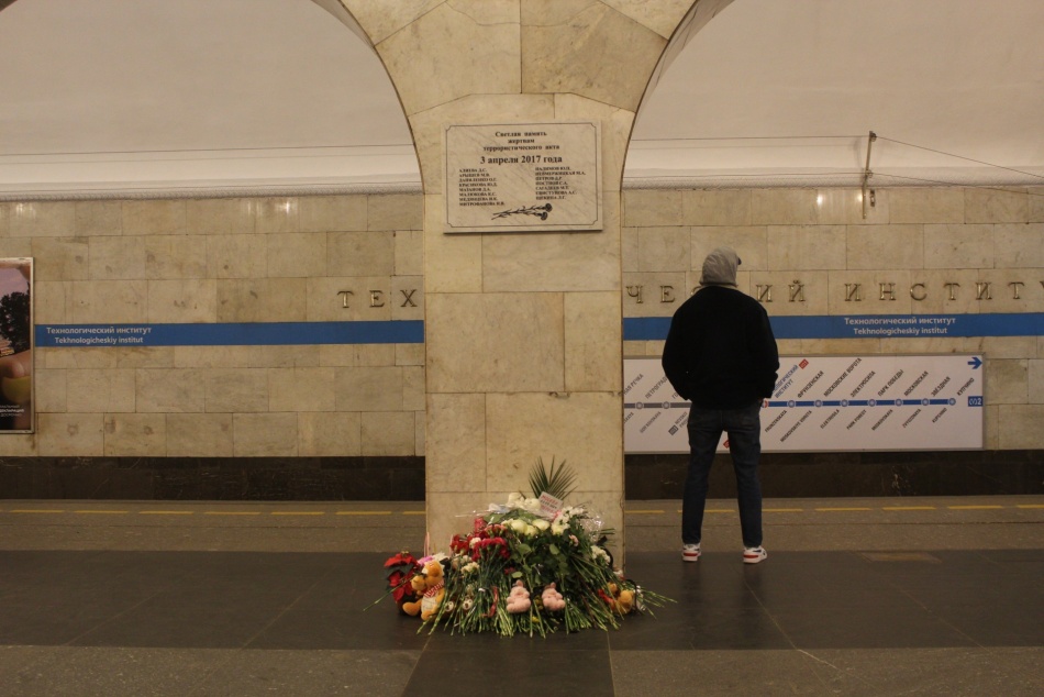 Эксперты объяснили, почему опасно слушать музыку в наушниках в метро
