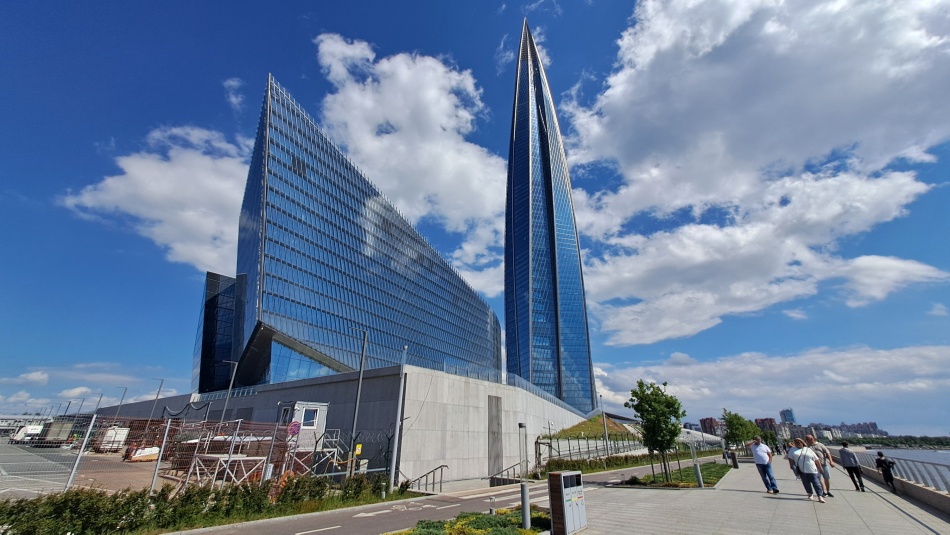 У Лахта Центра открыли арт-объект с символами Петербурга и световым шоу