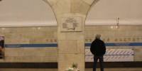 Эксперты объяснили, почему опасно слушать музыку в наушниках в метро