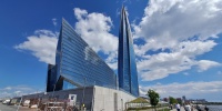 У Лахта Центра открыли арт-объект с символами Петербурга и световым шоу