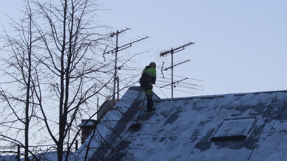 В Петербурге предложили новые способы предотвращения наледи на крышах зданий