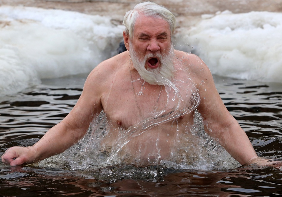 Эксперт по зимнему плаванию объяснил, как безопасно закаляться в ледяной воде