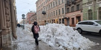 В Петербурге ежедневно вывозят тысячи самосвалов снега с городских улиц