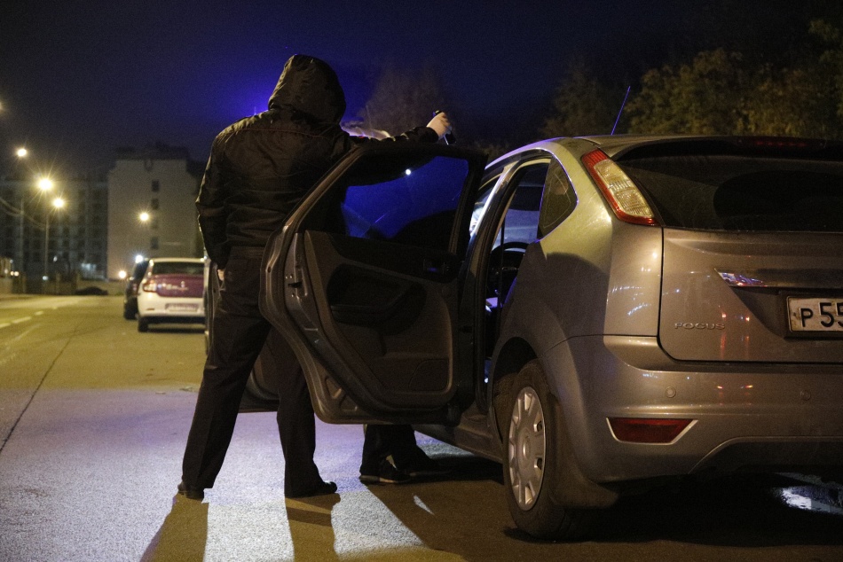 Водитель на Таллинском шоссе вытолкнул женщину босиком из автомобиля