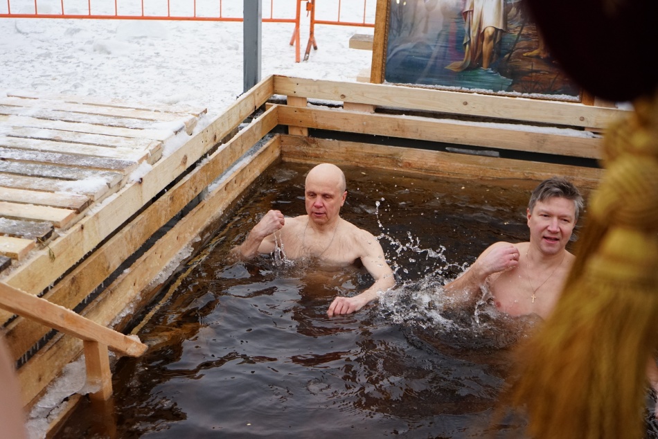 Петербуржцам рассказали, как избежать опасности на крещенских купаниях 