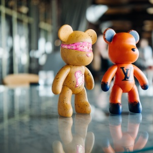 Мастер-класс "Роспись мишки Bearbricks в технике флюид-арт"