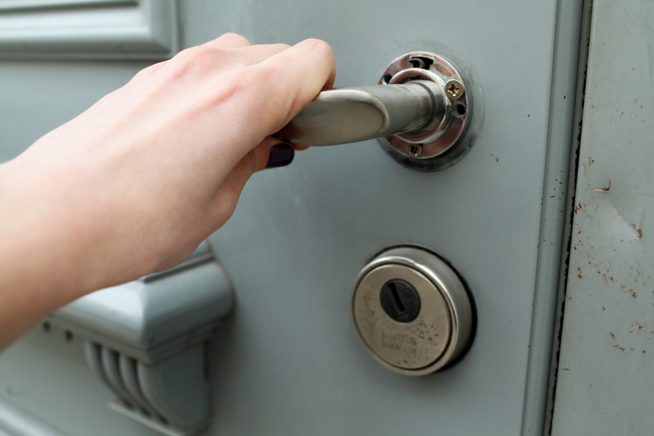 Саша Казанцев впервые переступил порог своей квартиры после долгих лет борьбы