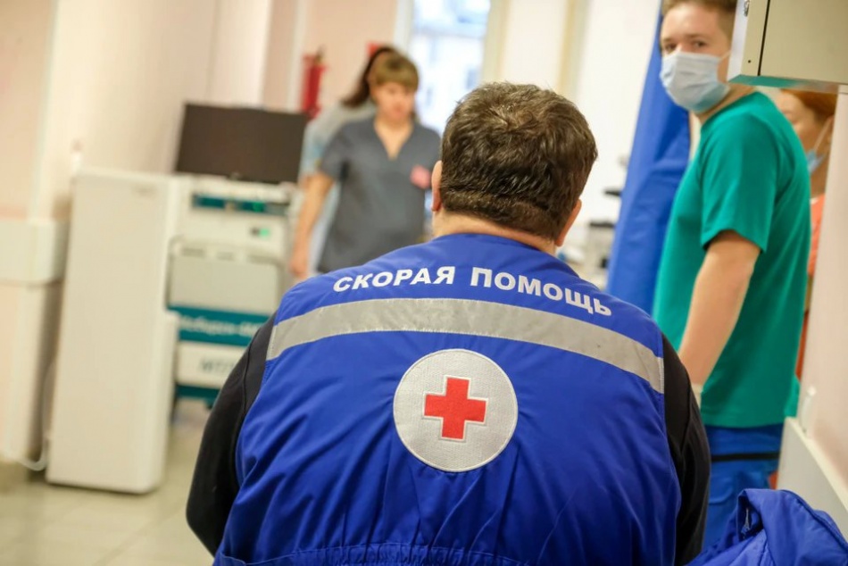 В Калининском районе мужчина попал в больницу после конфликта с соседями