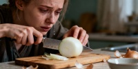 Пять научных лайфхаков: как нарезать лук и не пролить ни слезинки