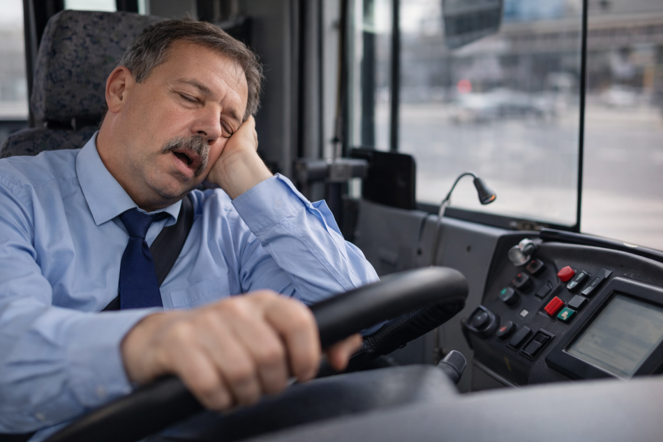 Водитель автобуса уснул за рулем на маршруте 557 в Петербурге