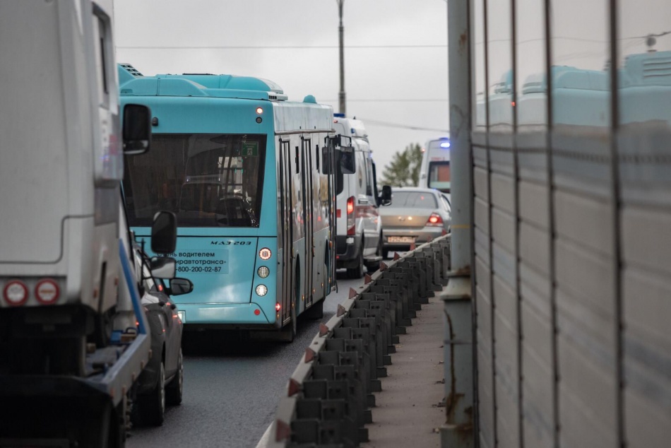 Две аварии с фурами и пожар парализовали движение на КАД Петербурга