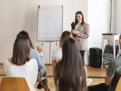 Фото Женская встреча в цветочной лавке